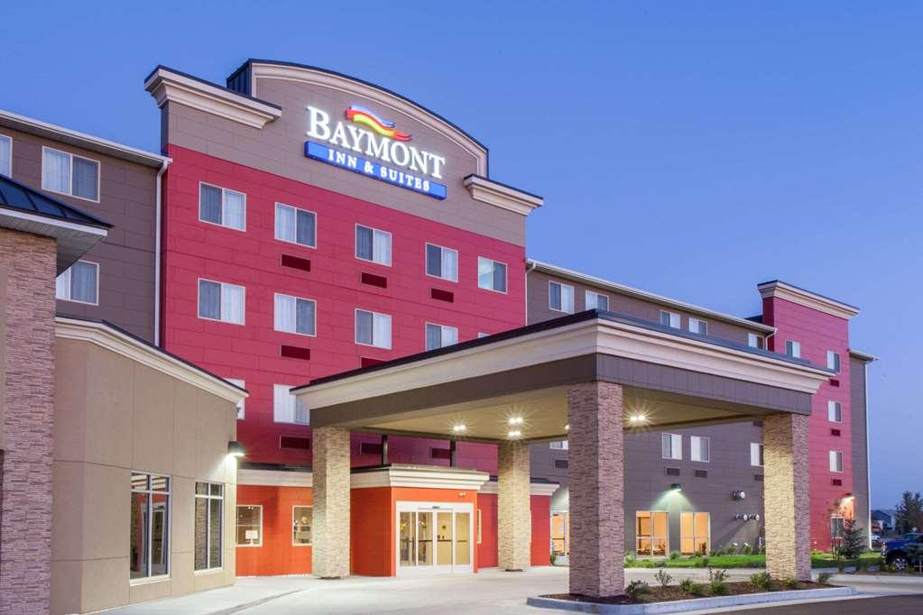 Baymont By Wyndham Grand Forks Hotel Exterior photo